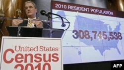 Директор Бюро переписи США Роберт Гроувс объявляет результаты переписи населения 2010 г.