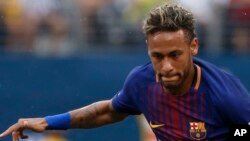 Neymar du FC Barcelone contrôle la balle lors du match entre le FC Barcelone et la Juventus lors de la Coupe internationale des champions, à East Rutherford, N. J., 22 juillet 2017.