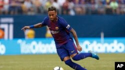 Neymar du FC Barcelone contrôle la balle lors du match entre le FC Barcelone et la Juventus lors de la Coupe internationale des champions, à East Rutherford, N. J., 22 juillet 2017.