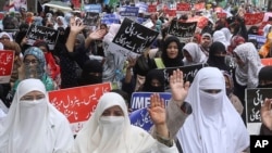لاہور میں مہنگائی کے خلاف خواتین کا مظاہرہ، فائل فوٹو