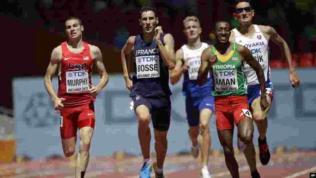 Mohammed Aman de l'Éthiopie, à droite, Pierre-Ambroise Bosse de la France, au centre, et Clayton Murphy des États-Unis en compétition pour la première place au premier tour du 800m masculin des Championnats du Monde d'Athlétisme au Nid d'oiseau à Pékin, 22 août 2015. 