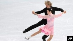 Meryl Davis dan Charlie White, atlet dansa berpasangan di atas es dari Amerika Serikat, saat beraksi di Iceberg Skating Palace, Olimpiade Musim Dingin 2014, di Sochi, Rusia (16/2).