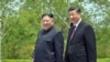 Presiden China Xi Jinping dan pemimpin Korea Utara Kim Jong Un berjalan selama kunjungan Xi di Pyongyang, Korea Utara. (Foto: Reuters)