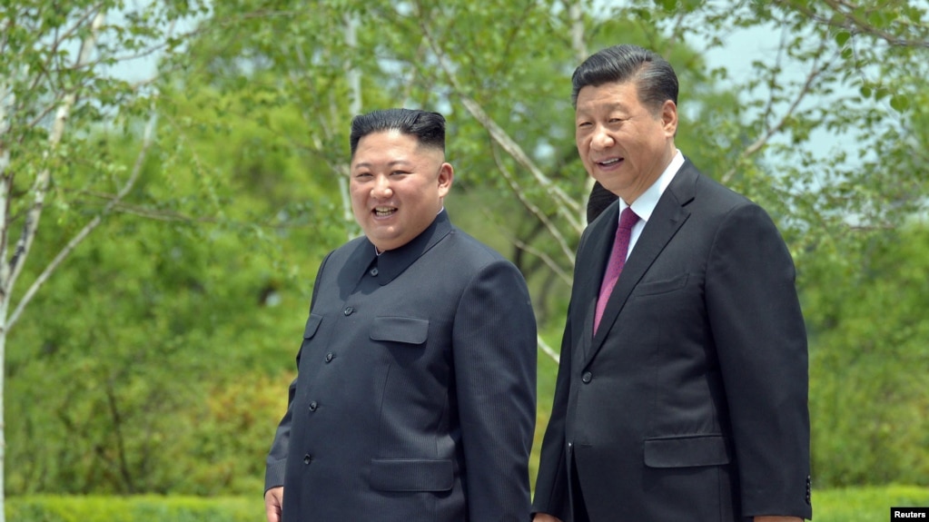 朝鲜中央通讯社2019年6月21日发布的这张照片中，中国国家主席习近平和朝鲜领导人金正恩在朝鲜平壤访问期间散步。(photo:VOA)