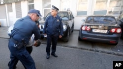 Crnogorska policija hapsi muškarca u Podgorici 16. oktobra 2016.