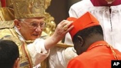 Le cardinal Laurent Monsengwo, président de la Conférence Episcopale du Congo, est à génoux lors de la cérémonie (comme cardinal). 
