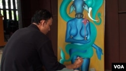 The 31-year-old artist, who has been deaf and dumb since birth, told VOA Khmer in a recent interview that the skills have helped him express his feelings through abstract paintings. 
