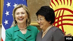 Menlu Hillary Clinton (kiri) berjabat tangan dengan Presiden Kirgistan Roza Otunbayeva di Bishkek, 2 Desember 2010.