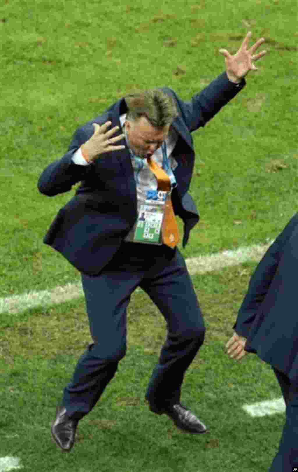 Netherlands' head coach Louis van Gaal gestures during the World Cup tNetherlands' Georginio Wijnaldum, left, scores his team third goal past Brazil's goalkeeper Julio Cesar during the World Cup third-place soccer match between Brazil and the Netherlands 