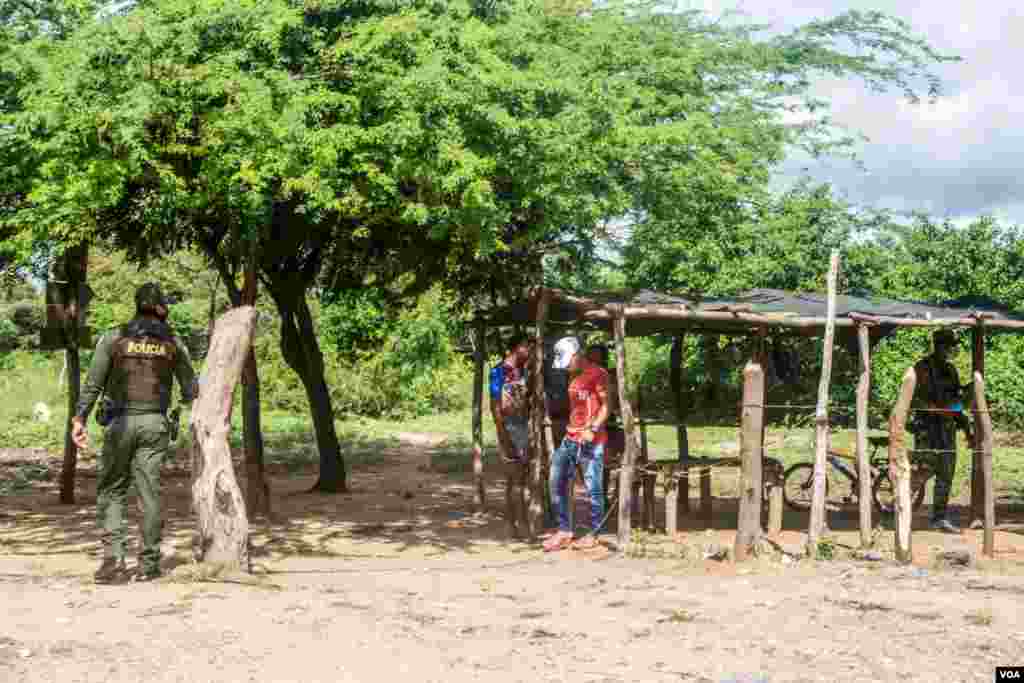 La presencia de la Polic&#237;a Nacional colombiana en la frontera entre la Guajira y Colombia es constante, sobre todo con el aumento de los pasos irregulares, casos de tr&#225;fico humano y presencia de grupos armados como el ELN.