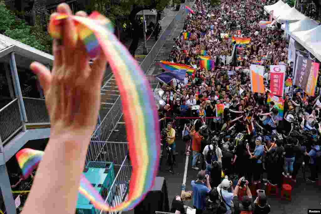 Para pendukung pernikahan sesama jenis merayakan keputusan pemerintah setelah Taiwan menjadi tempat pertama di Asia yang melegalisasi pernikahan sesama jenis, di luar gedung DPRD Yuan di Taipei, Taiwan.