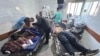 Povređeni Palestinci u pucnjavi u kojoj je u četvrtak poginulo više od 100 osoba čekajući humanitarnu pomoć (Foto: AP/Mahmoud Essa)