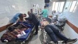 Povrijeđeni Palestinci u pucnjavi u kojoj je u četvrtak poginulo više od 100 osoba čekajući humanitarnu pomoć (Foto: AP/Mahmoud Essa)