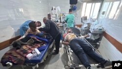  غزہ شہر کے امدادی قافلےکے متاثرہ زخمیوں کا الشفا ہسپتال میں علاج ہو رہا ہے، فوتو اے پی 29 فروری 2024