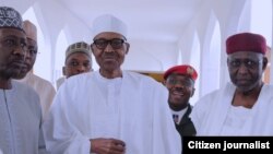 Shugaban Najeriya Muhammadu Buhari a tsakiya sanye da fararen kaya