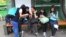 스마트폰을 사용하는 한국 어린이들 (자료사진)