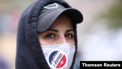 미국 선거가 열린 3일 뉴욕에서 한 시민이 투표한 후 받는 'I voted!' 스티커를 마스크에 붙였다.