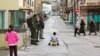 خیابانی در روستای هورون در اسرائیل که عرب ها و یهودیان باید به دلایل امنیتی، بطور جدا از هم و در دوی سوی خیابان حرکت کنند - آرشیو
