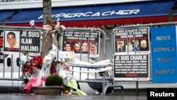 6일 프랑스 파리의 한 상점 앞에 지난해 '샤를리에브도' 사옥 총격으로 사망한 희생자들을 애도하는 화환과 메세지가 놓여있다.
