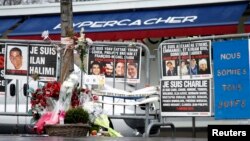 Des fleurs et des messages en hommage aux victimes des attaques de janvier de l'an dernier en face du supermarché casher Hyper Cacher à la Porte de Vincennes à Paris, France, le 6 janvier 2016. (REUTERS/Charles Platiau)