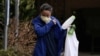Radnici sa zaštitnim maskama ispred staračkog doma u državi Vašington, na zapadnoj obali SAD, gde je do sada najveći broj žrtava koronavirusa