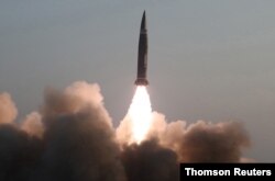 북한이 지난달 25일 새로 개발한 신형전술유도탄시험발사를 진행했다며 사진을 공개했다.