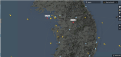 28일 밤 한반도 상공에 떠 있는 항공기들의 모습 정찰기로 추정되는 미상의 비행체 2기가 포착됐다. 사진 제공: FlightRadar24.