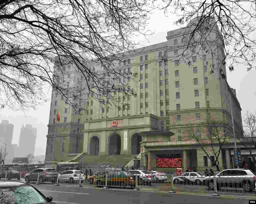 2015年12月14日，维权律师浦志强被控“煽动民族仇恨和寻衅滋事”案北京市第二中级人民法院。（美国之音叶兵拍摄）