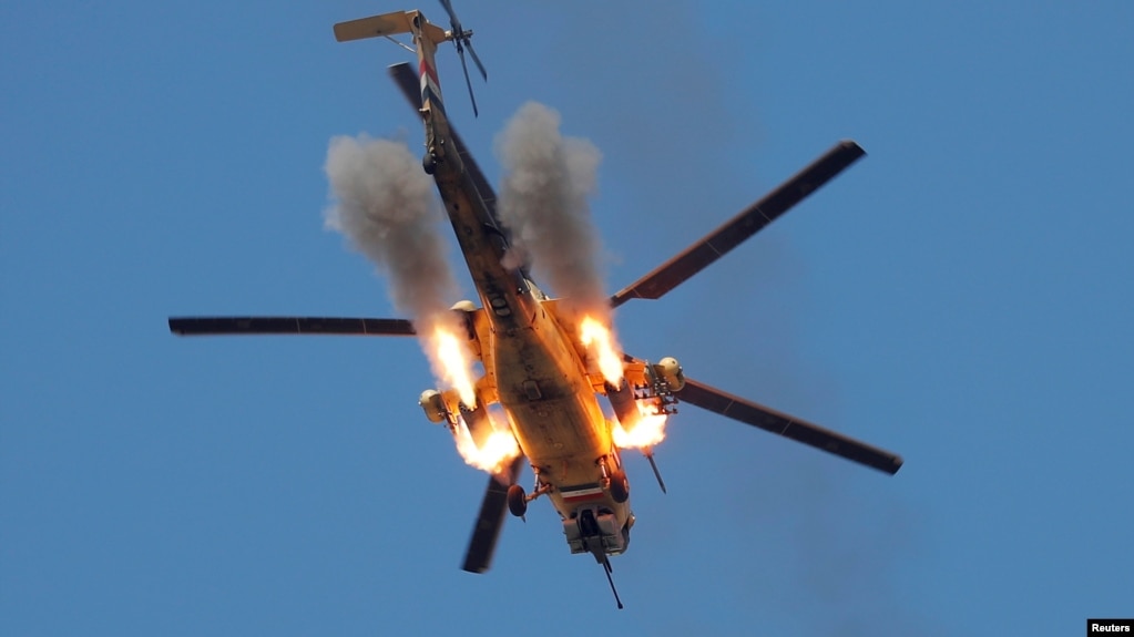 Un helicóptero iraquí dispara miles contra los extremistas del Estado islámico en las afueras de Mosul.
