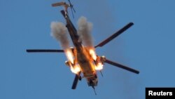 Un helicóptero iraquí dispara miles contra los extremistas del Estado islámico en las afueras de Mosul.