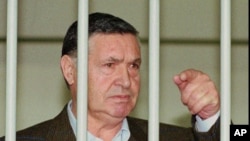 Le "patron des patrons" de la mafia, Salvatore "Toto" Riina, derrière les barreaux lors d'un procès à Rome, le 29 avril 1993. 