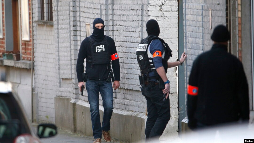 Polisi Belgia melakukan penggerebekan anti-teror di sebuah rumah di daerah Forest, pinggiran Brussels, Belgia, Selasa (15/3).