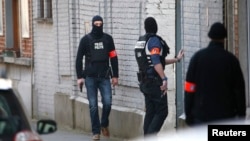 پلیس در محلی که تیراندازی های روز سه شنبه در بروکسل در آن صورت گرفت.