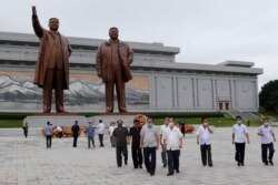27일 북한에서 한국전 정전협정 기념일을 일컫는 '조국해방전쟁 승리의 날' 67주년을 맞아 주민들이 평양 만수대 언덕의 김일성, 김정일 동상에 헌화했다.