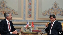 Turkish Foreign Minister Ahmet Davutoglu (R) and US Deputy Secretary of State William Burns speak after the Istanbul Conference for Afghanistan in Istanbul, Turkey, November 2011. (file photo)