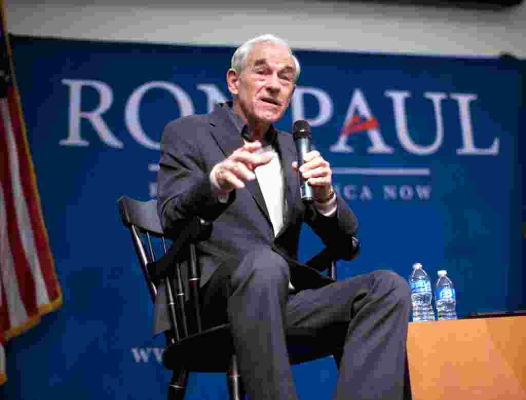 Ron Paul berbicara di University of New Hampshire, 6 Januari (AP).