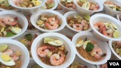 Makanan populer Singapura, mee siam, dihidangkan pada perayaan Hari Nasional di kedutaan besar negara itu di Washington, DC, Minggu (31/7). (VOA/Vina Mubtadi)