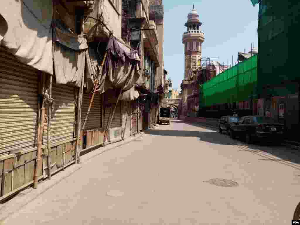 اندرون لاہور کے علاقے دہلی دروازے میں قائم تاریخی مسجد وزیر خان جس سے متصل بازار کی تمام دکانیں بند ہیں۔