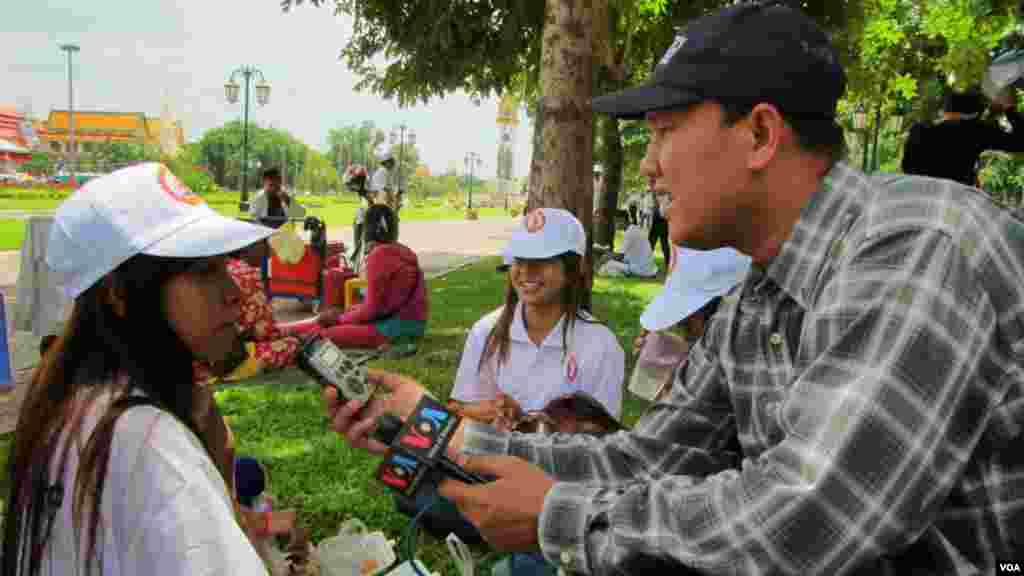 Reporter Reaksmey Heng interviewing supporters of Cambodia's ruling Cambodian People's Party in Phnom Penh.