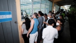 洪都拉斯(Honduras)民众在一个投票站外观看点票（路透社2021年11月28日）