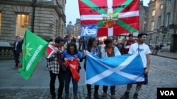 A pro-independence group on a Edinburgh street, Sep 18, 2014. (VOA/ Marianne Brown)