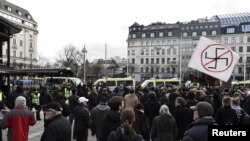 Des contre-manifestants se rassemblent à Stockholm pour protester contre une manifestation anti-migrants, le 30 janvier 2016. (REUTERS/Marcus Ericsson)