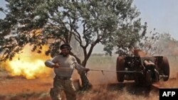 Un combattant syrien du Front de libération nationale (FNL) soutenu par la Turquie, vise à partir de la province d'Idlib sous contrôle rebelle, les positions du régime dans la partie nord de la province de Hama, le 22 mai 2019. (Photo OMAR HAJ KADOUR / AF-