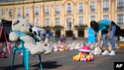 Boneka-boneka disebarkan di Lapangan Bolivar sebagai aksi simbolis untuk menarik perhatian masyarakat dan pemerintah atas tingginya kasus pelecehan seksual pada anak di Bogota, Kolombia, Kamis, 23 November 2023. (Foto: Fernando Vegara/AP Photo)