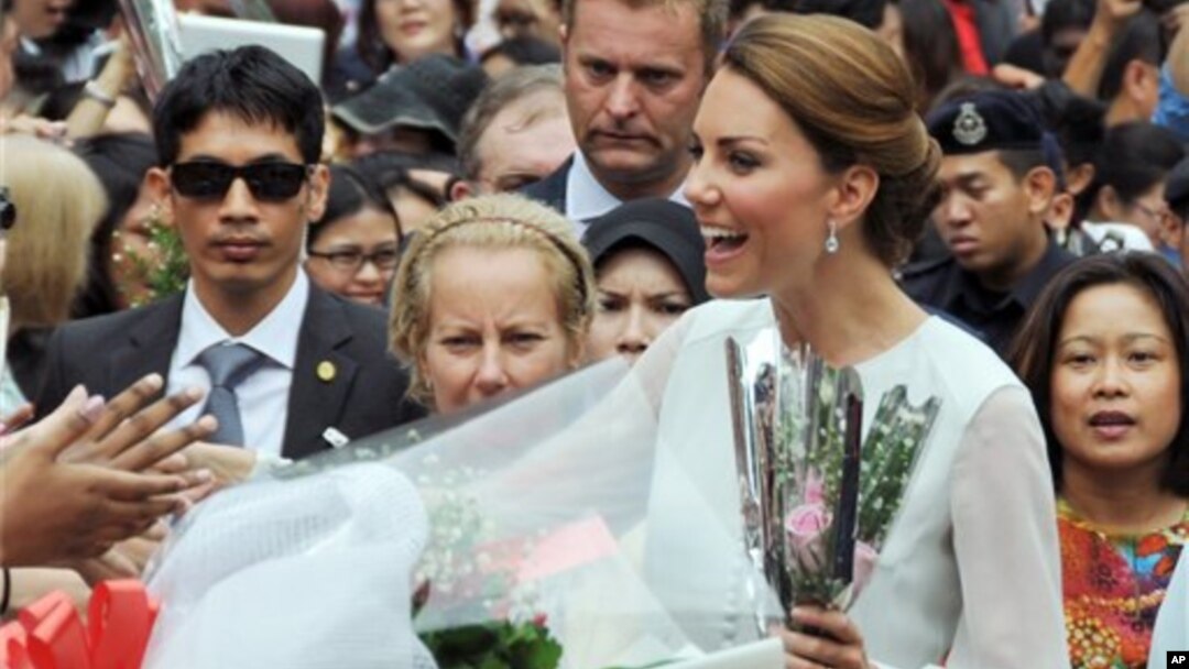 Kate Middleton atau the Duchess of Cambridge, isteri Pangeran William berbicara dengan warga Malaysia dalam kunjungannya di Kuala Lumpur (14/9). Sejumlah foto telanjang dada Kate Middleton saat liburan di Perancis hasil jepretan paparazzi membuat marah kerajaan Inggris.