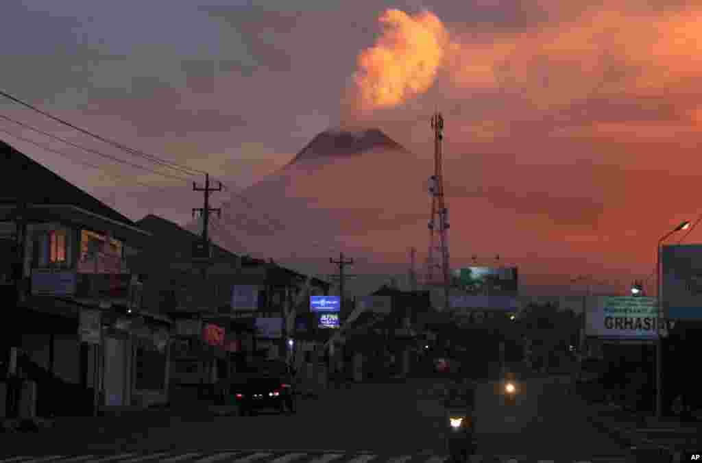 کوه آتشفشانی مراپی در اندونزی با خروج مواد مذاب، پرتاب گاز و خاکستر فوران کرد.