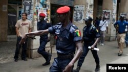 Des policiers à Dakar, Sénégal, 25 juin 2013. 