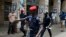 Un policier fait un geste au parti d'opposition qui manifeste avant l'arrivée de Barack Obama, à Dakar, le 25 juin 2013. 