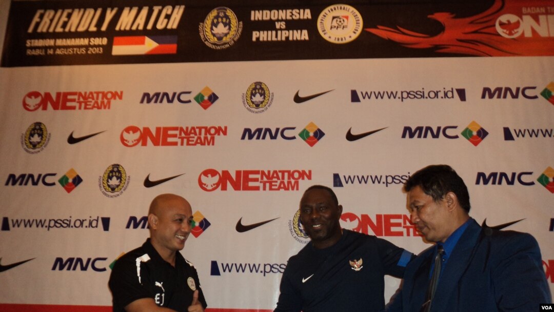 Timnas Indonesia akan berhadapan dengan Timnas Filipina dalam laga uji coba dan persahabatan di stadion Manahan, Solo, hari Rabu, 14 Agustus 2013. (Foto: VOA/Yudho Satriawan). Dari kiri: Juru bicara Timnas Filipina - Richard Ebong, Pelatih Timnas Indonesia - Jacksen F Tiago, dan Panitia Penyelenggara - Paulus Haryoto.