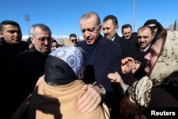 Presiden Turki Tayyip Erdogan bertemu dengan orang-orang paca gempa bumi yang mematikan di Kahramanmaras, Turki 8 Februari 2023. (Foto: via Reuters)